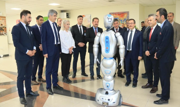 Turgut Özal Tıp Merkezinde yapay zekalı robotlar iş başında