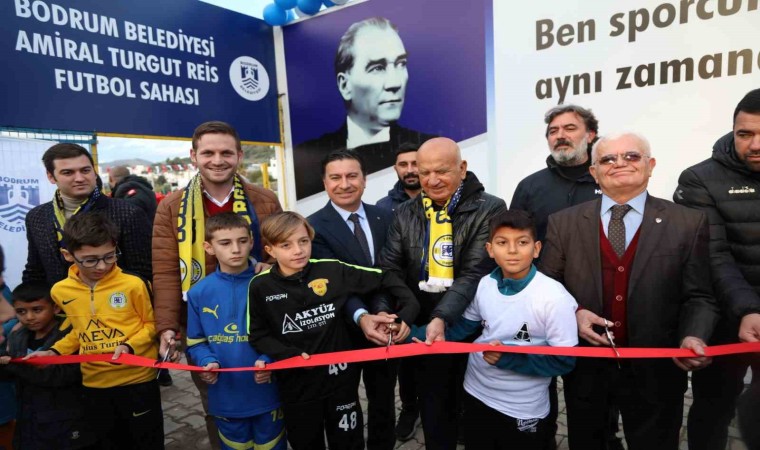 Turgutreise uluslararası standartlarda futbol sahası