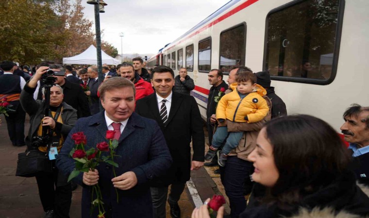 Turistik Doğu Ekspresine Erzincanda sıcak karşılama