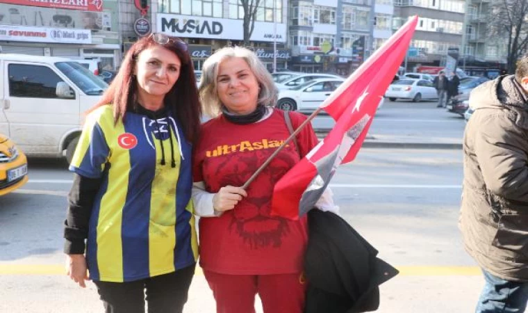 Türk bayrakları ve Atatürk posterleriyle Anıtkabir’e yürüdüler