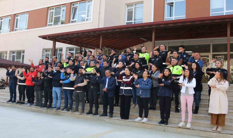 Türk polisinden işaret diliyle İstiklal Marşı