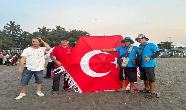 Türk Uçurtma Takımı Hindistan’da Türk bayrağını dalgalandırdı