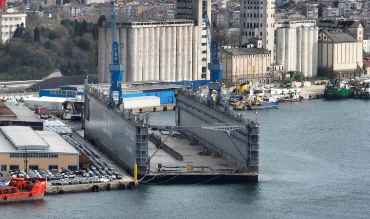 Türkiyede üretilen en büyük yüzer havuz Haydarpaşa Limanında: Dev yüzer dron kamerasıyla görüntülendi