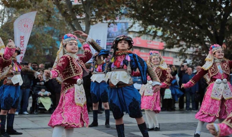 Türkiyenin renkleri Denizlide buluştu