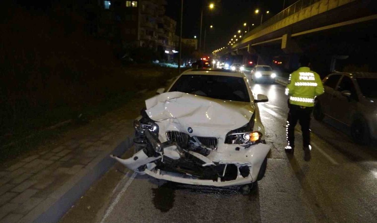 U dönüşü yapan otomobile arkadan çarptı:3 yaralı