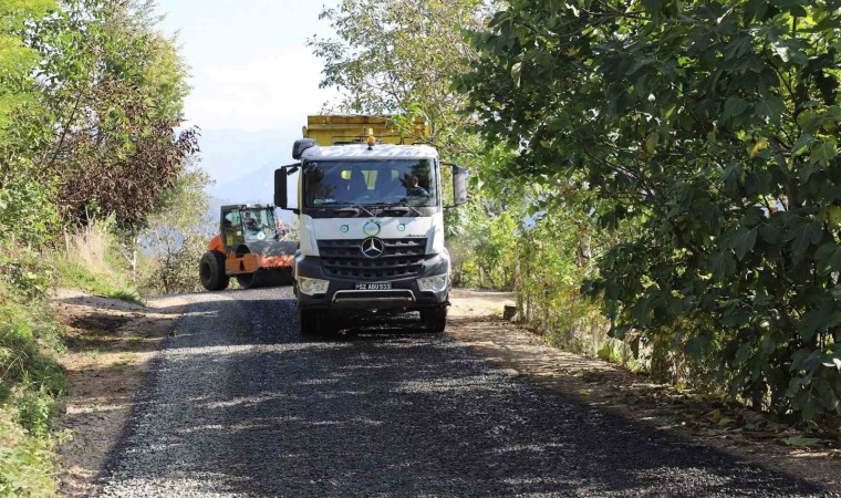 Ulubeyde 3 ayda 30 kilometre yol asfaltlandı