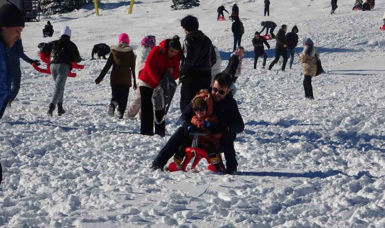 Uludağa kar yağdı, vatandaşlar tadını çıkardı