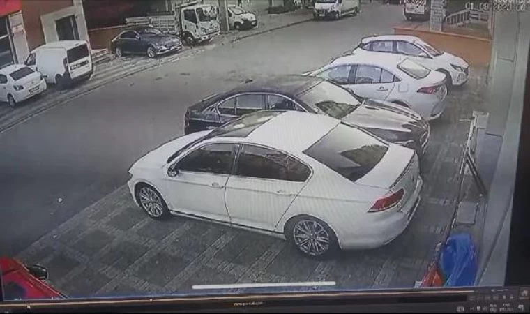 Ümraniye’de park halindeki otomobilden hırsızlık güvenlik kamerasına yansıdı 