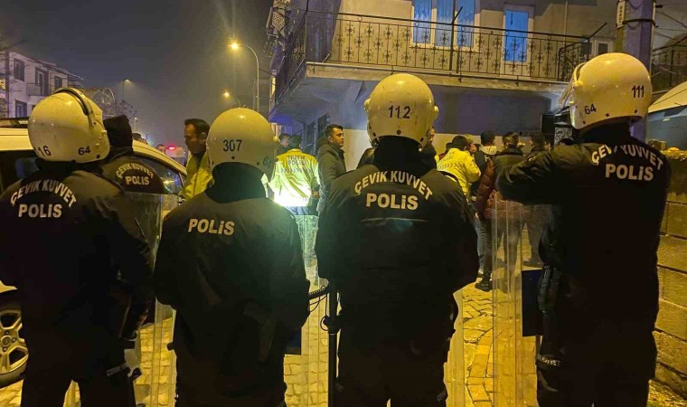 Uşakta “dur” ihtarına uymayan şüpheliler polis aracını yumrukladı