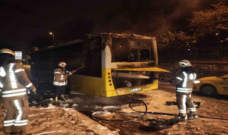 Üsküdarda İETT otobüsü yanarak kullanılamaz hale geldi