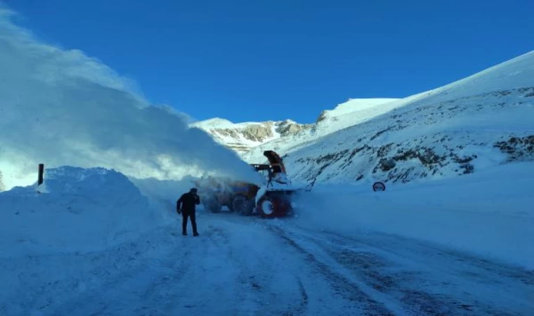 Van- Bahçesaray kara yoluna düşen çığlar temizlendi; yol 2 Ocak’ta ulaşıma açılıyor