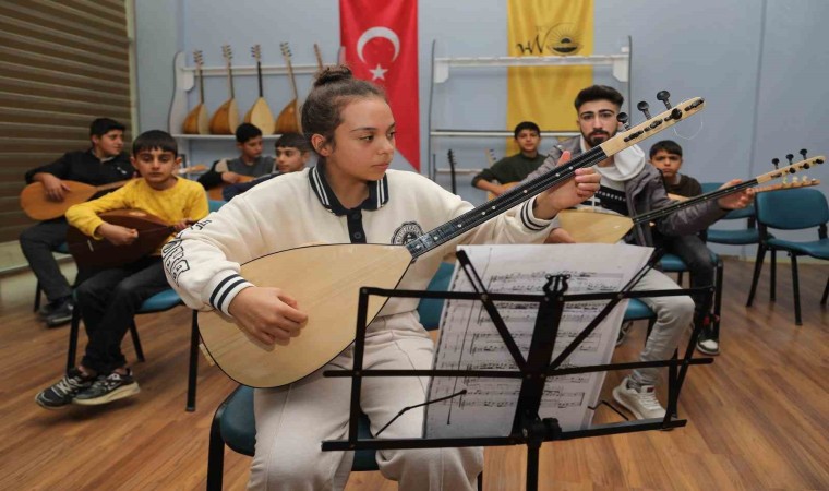 Van Büyükşehir Belediyesinin bağlama kursuna yoğun ilgi