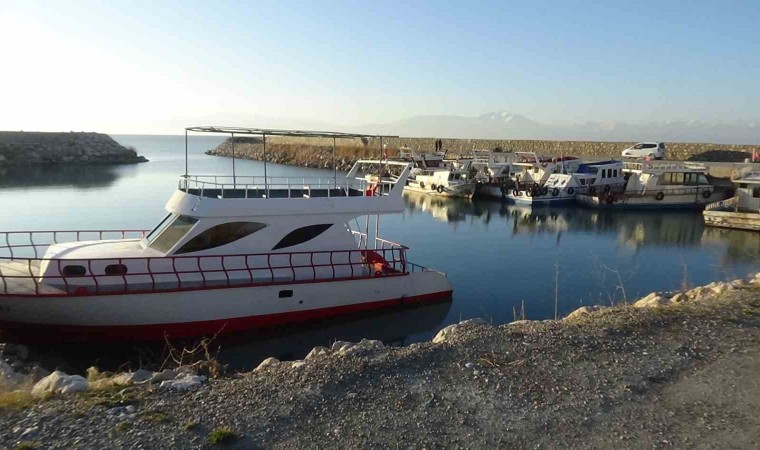 Van Gölünde sular çekilince, balıkçı tekneleri limanda mahsur kaldı