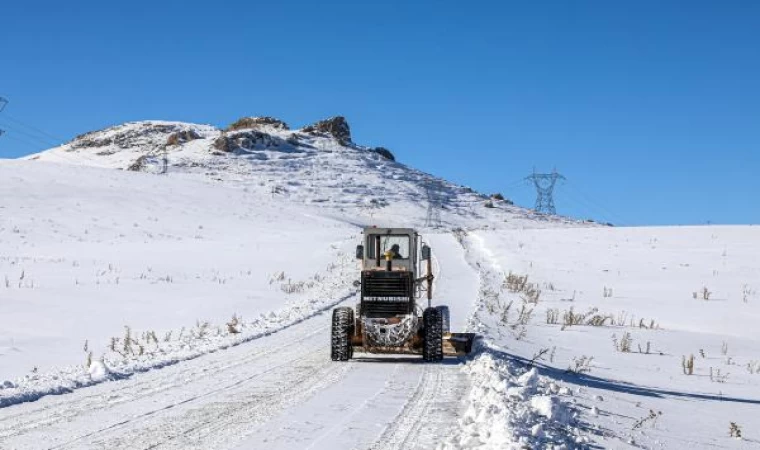 Van’da etkili kar yağışı; 138 yerleşim yerinin yolu kapandı (2)