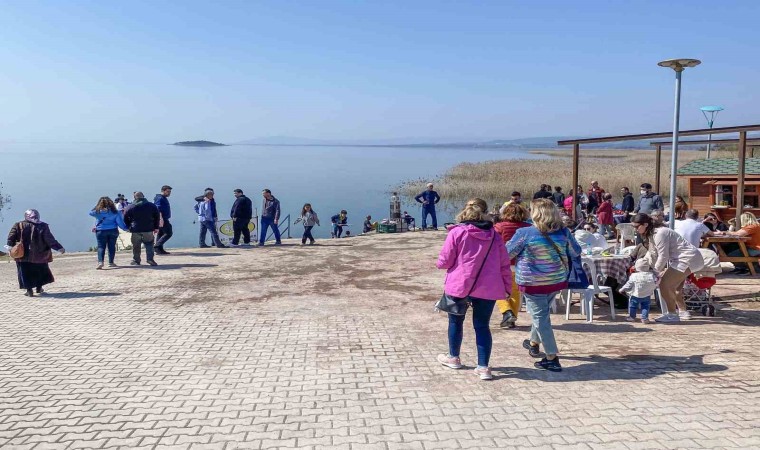 Vatandaşlar Avrupa Leylek Köyü Eskikaraağaça akın etti