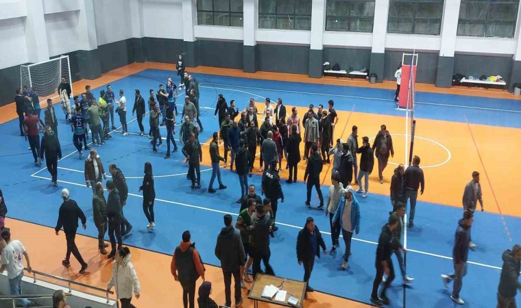 Voleybol turnuvasında saha karıştı, iki grup birbirine girdi