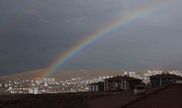 Yağmur sonrası gökkuşağı şöleni