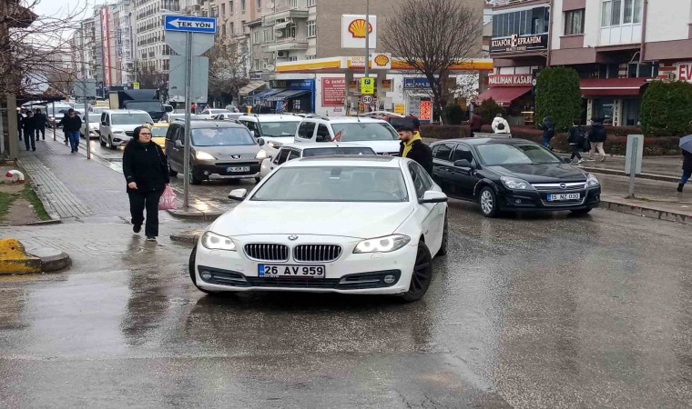 Yağmur sonrası kent merkezinde trafik sıkıştı