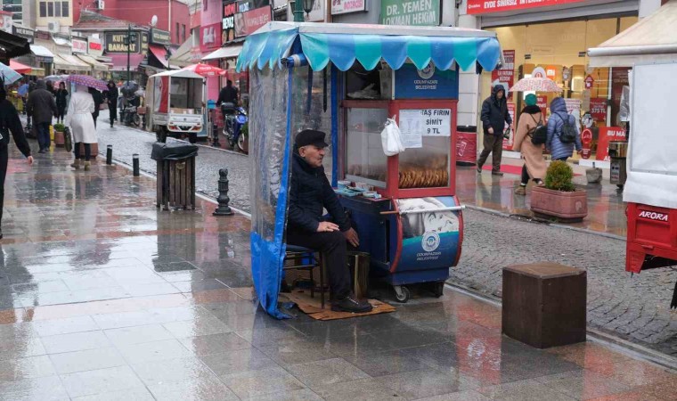 Yağmura rağmen ekmek parası peşindeler