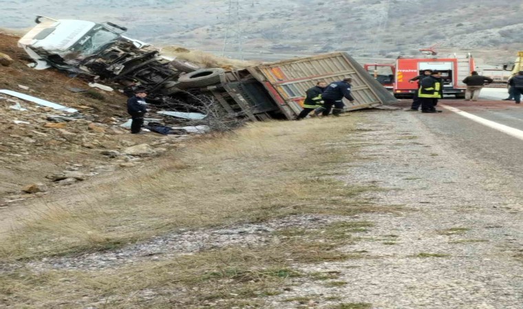 Yahyalıda kamyon şarampole devrildi: 1 yaralı