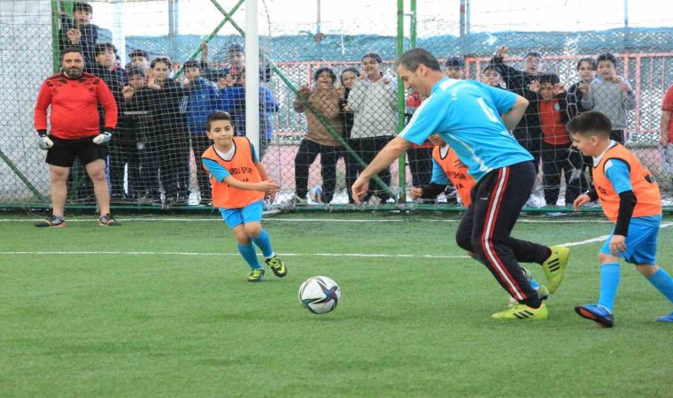 Yalovada kurum müdürleri öğrencilerle futbol maçı yaptı