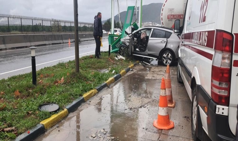 Yalovada otomobil tabelaya çarptı, sürücü hayatını kaybetti