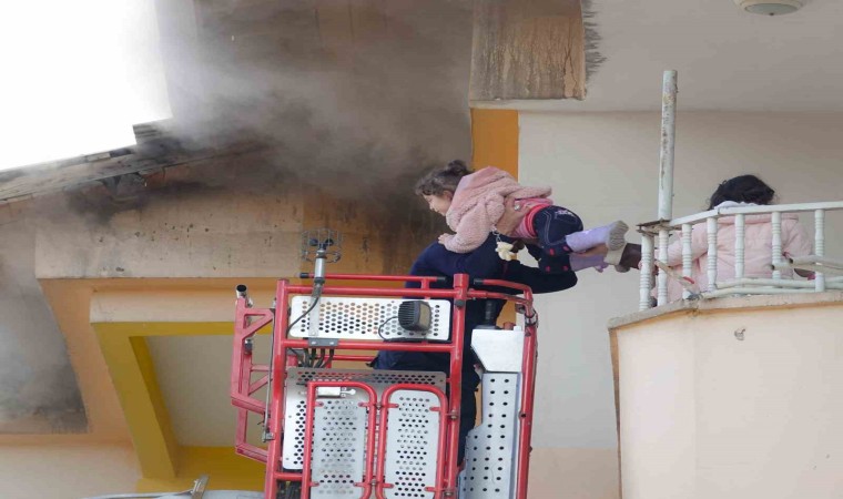 Yangın çıkan binada mahsur kalan 25 kişi itfaiyenin müdahalesi ile kurtarıldı