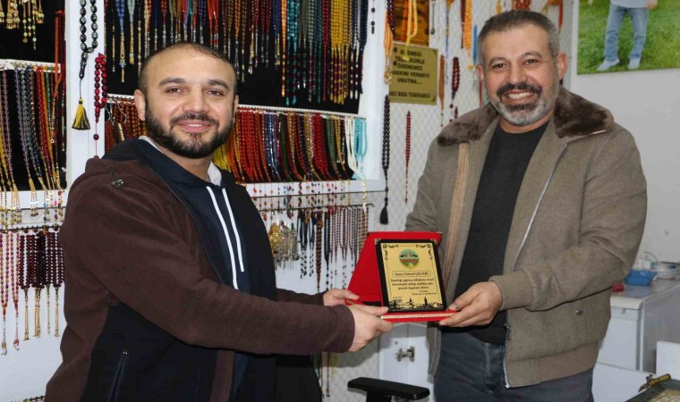 Yaptığı örnek davranışla gündeme gelen tespihciye DİKOdan plaket