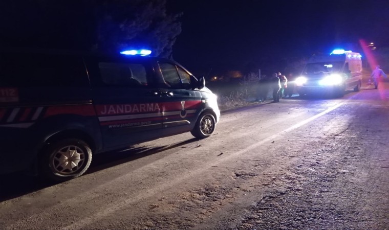 Yediği mantardan zehirlenen akrabasını hastaneye götürürken kaza yaptı: 1i ağır 3 yaralı