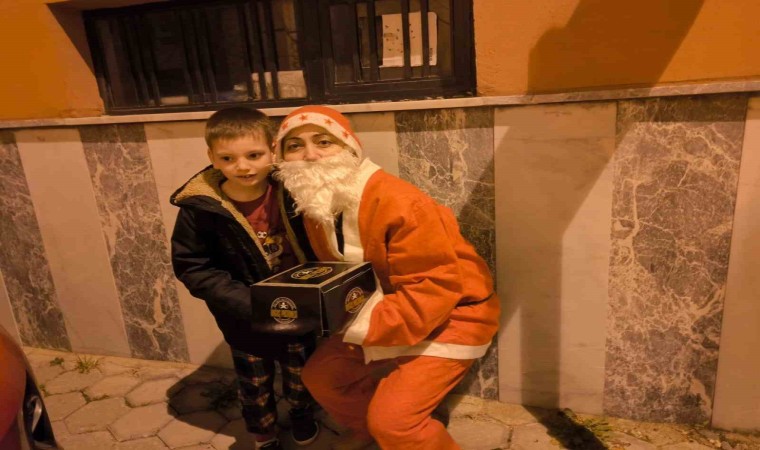 Yılbaşı öncesi hastanelerde tedavi gören çocukları sevindirdiler