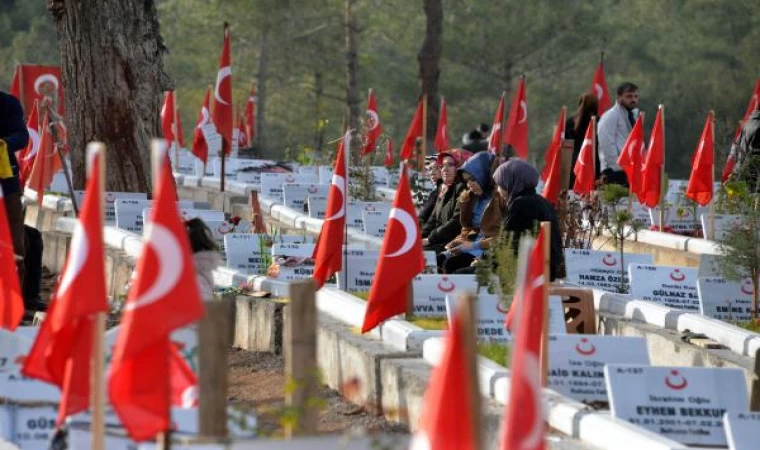 Yılın son gününü mezarlıkta geçirip, depremde kaybettikleri için dua ettiler