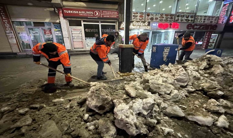 Yüksekovada kar mesaisi devam ediyor