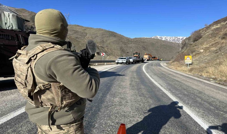 Yüksekovanın Türkiye ile ulaşımı kesildi