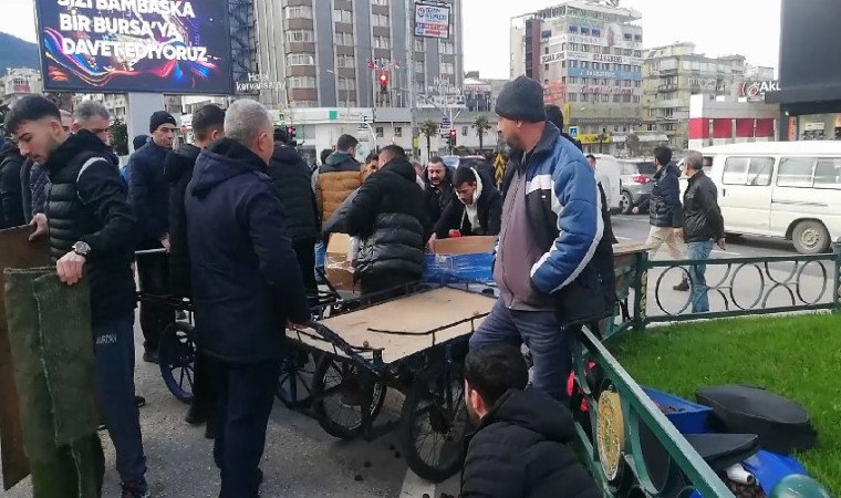 Zabıta izinsiz ceviz ve kestane satan seyyar satıcılara göz açtırmadı