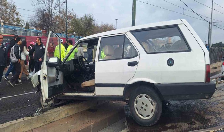 Zeytinburnunda aracının hakimiyetini kaybeden yaşlı sürücü tramvay yoluna girdi