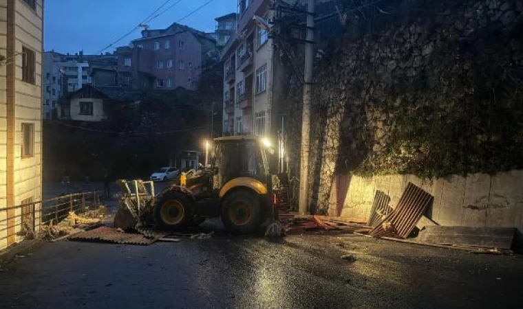 Zonguldak’ta fırtına; çatılar uçtu, denizde büyük dalgalar oluştu