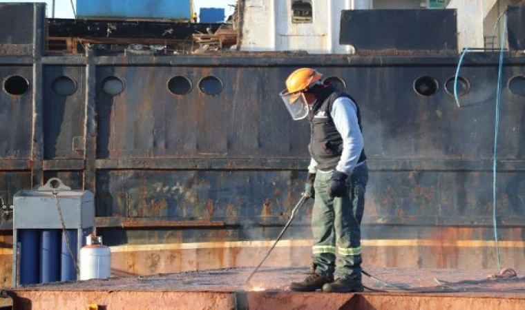 Zonguldak’ta karaya oturan geminin söküm çalışması başladı