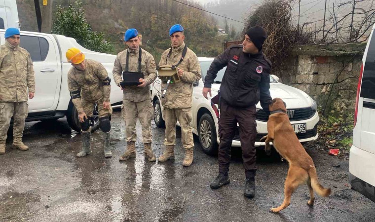 Zonguldakta toprak altında kalan anne ve oğlunu arama çalışmaları günün ilk ışıklarıyla yeniden başladı