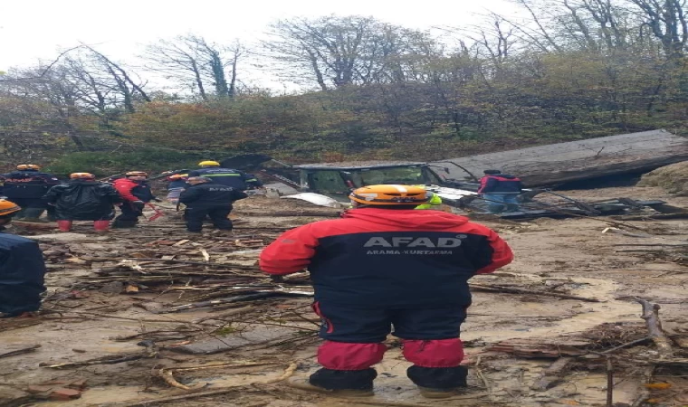 Zonguldak’taki heyelan; toprak altında kalan anne ile oğlu aranıyor / Ek Fotoğraf