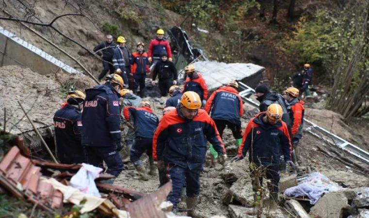 Zonguldak’taki heyelan; toprak altında kalan anne ile oğlu aranıyor (3)