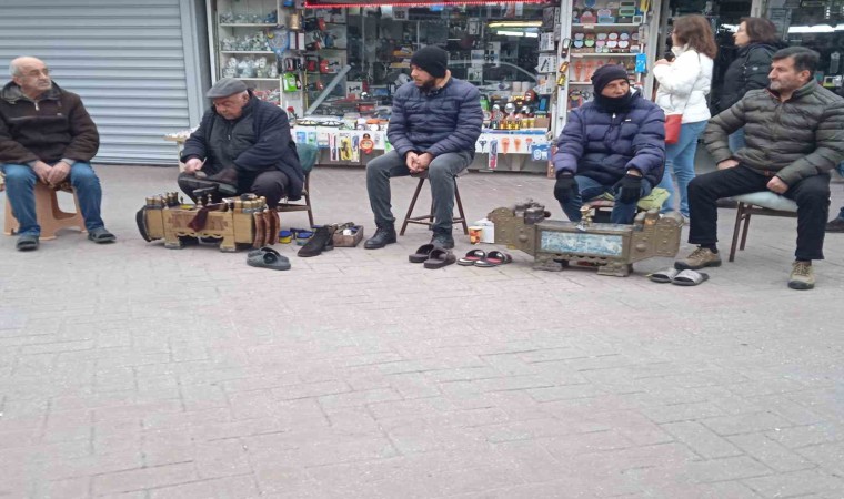 2024ün ilk gününde ekmek parası için tezgâh açtılar