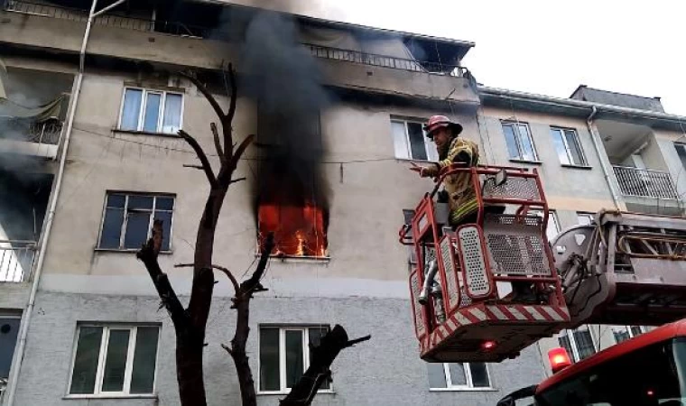 4 katlı binadaki yangında balkondan atlayan kadın yaralandı, 8’i çocuk 14 kişi dumandan etkilendi