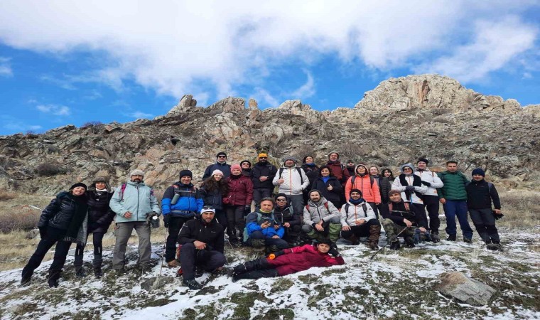 40 kişilik ekip Gönül Dağının zirvesine tırmanarak dev Türk bayrağı açtı