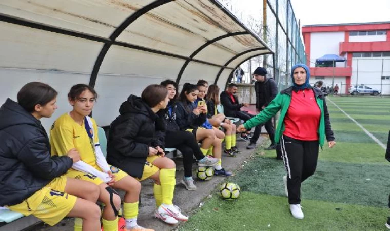 48 yaşında futbolcu, 54’te antrenör olan Azize, 55’inde de kadın takımının başına geçti; ilk maçta 9-0 galip