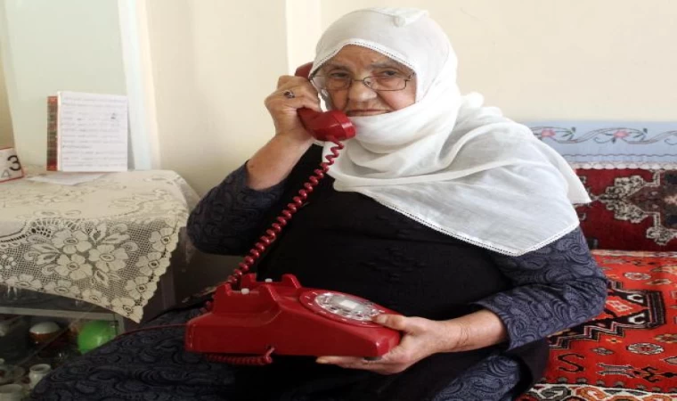 90 yaşında, 44 yıl önce aldığı ahizeli telefonla iletişim kuruyor