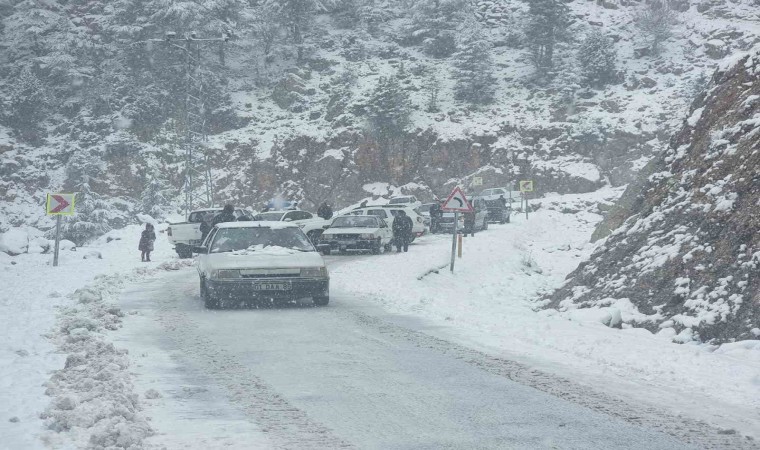 Adanada karda mahsur kalan araçlar kurtarıldı