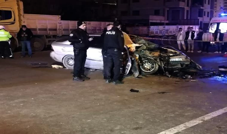 Adana’da, park halindeki TIR’a arkadan çarpan otomobildeki 2 kişi öldü