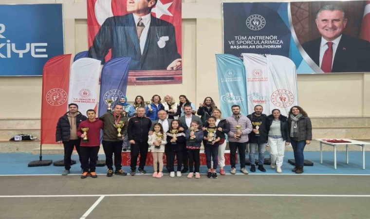 Afyonkarahisarda 6 farklı kategoride yapılan tenis turnuvası sona erdi