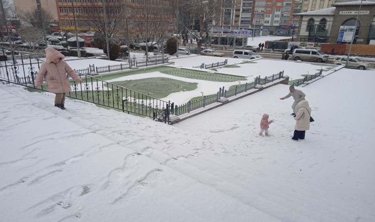 Afyonkarahisarda kar yağışı etkili oldu