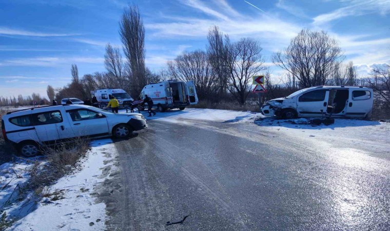 Afyonkarahisarda trafik kazası, 6 kişi yaralandı